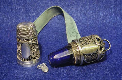 France (ca.1790): dé à coudre avec une bouteille de parfum et ruban à mesurer