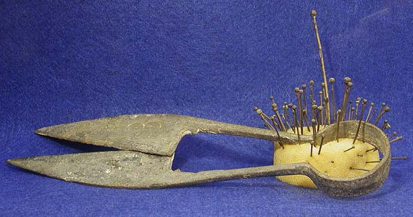  Schere und Nadeln aus dem Mittelalter